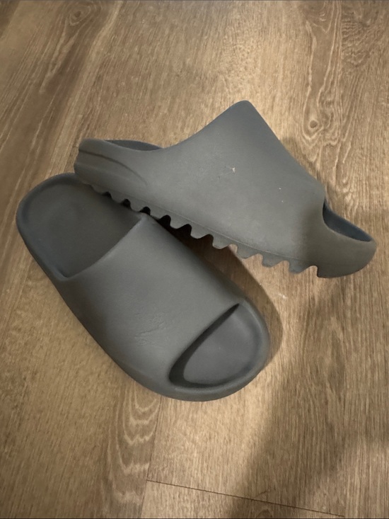 Yeezy Shoes - -Yeezy slides black